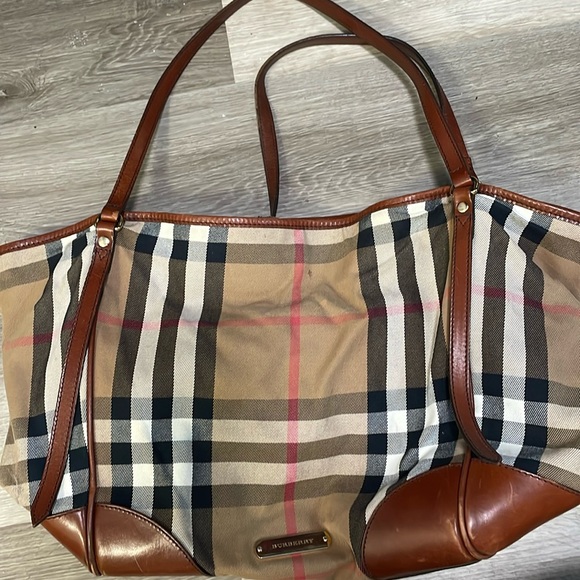 Burberry bag - Picture 1 of 8